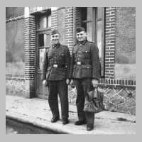 083-0021 Ernst Gloede links 1942 in Russland.jpg